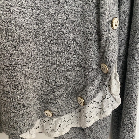 Maison Jules Heather Gray & White Top w/ Lace & Side Button Detail Size Large - Picture 4 of 6